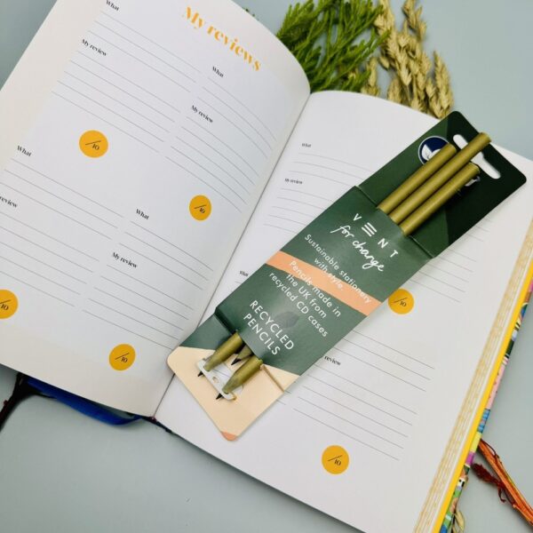 A picture of the Vent pencils and the Travel journal included in the Travel Explorer Gift Box.